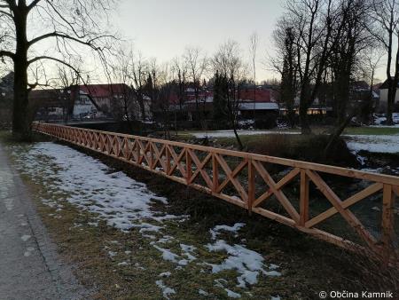 Zamenjan dotrajan del lesene ograje ob Nevljici (3)